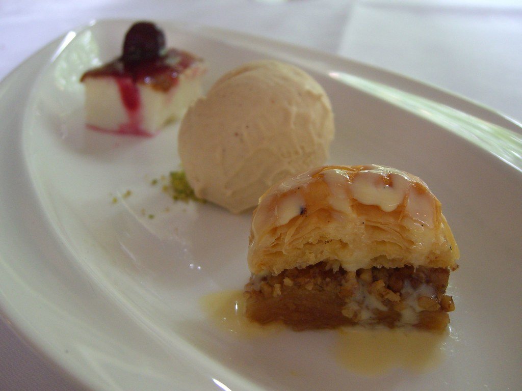 Baklava Nasıl Saklanır? Çıtırlığı Koruma Rehberi için temsili fırın ve pastane görseli