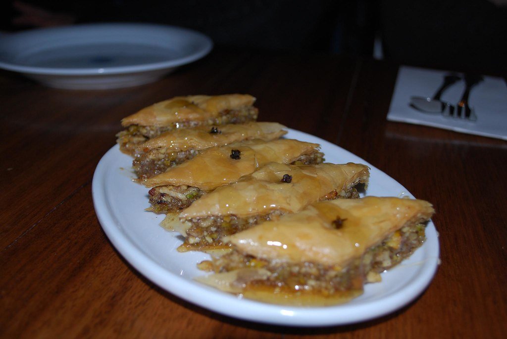 Kişi Başı Baklava Porsiyonu Nasıl Hesaplanır? için temsili fırın ve pastane görseli